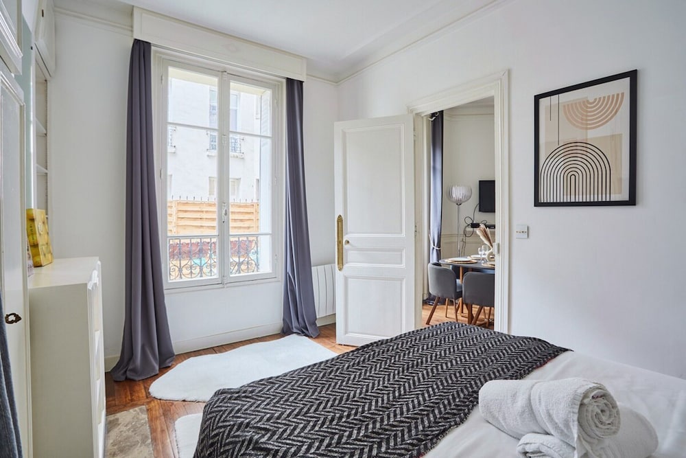 Superb Eiffel Tower Terrace Apartment — Paris — photo 3