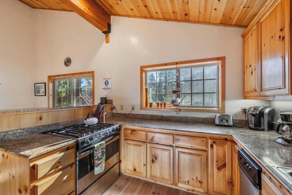 Wolf's Lair by Avantstay Swiss Chalet w Private Hot Tub & Access to Northstar Resort Community - photo 8