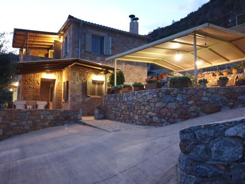Riza Apartments — 4-Star Luxury Hotel in Kardamyli, Greece