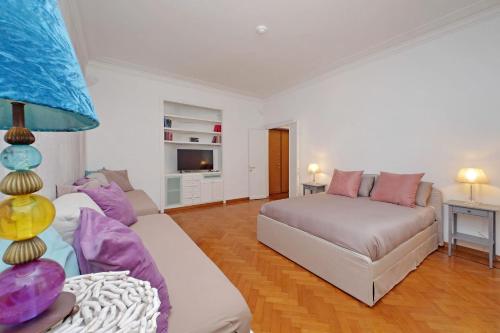 Charme e Style: Splendid Apartment with 2 Bedrooms — 4-Star Luxury Hotel in Rome, Italy