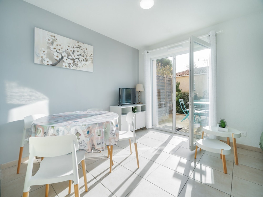 Bright Escape Near the Beach in Serignan, France