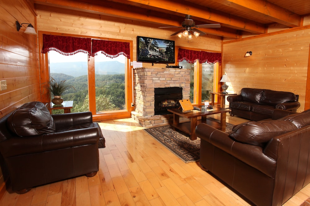 Paradise Mountain Pool Lodge Six Bedroom Cabin — 4-Star Luxury Hotel in Sevierville, United States