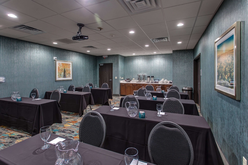 Hampton Inn & Suites Wichita Airport - photo 22