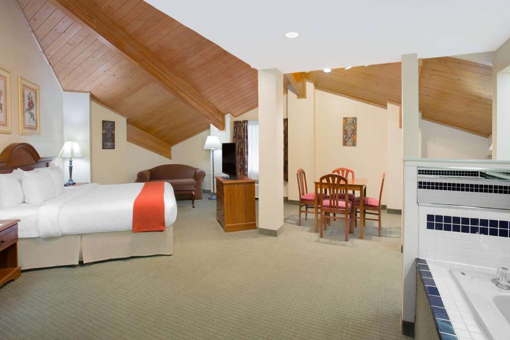 Baymont by Wyndham Freeport - photo 13