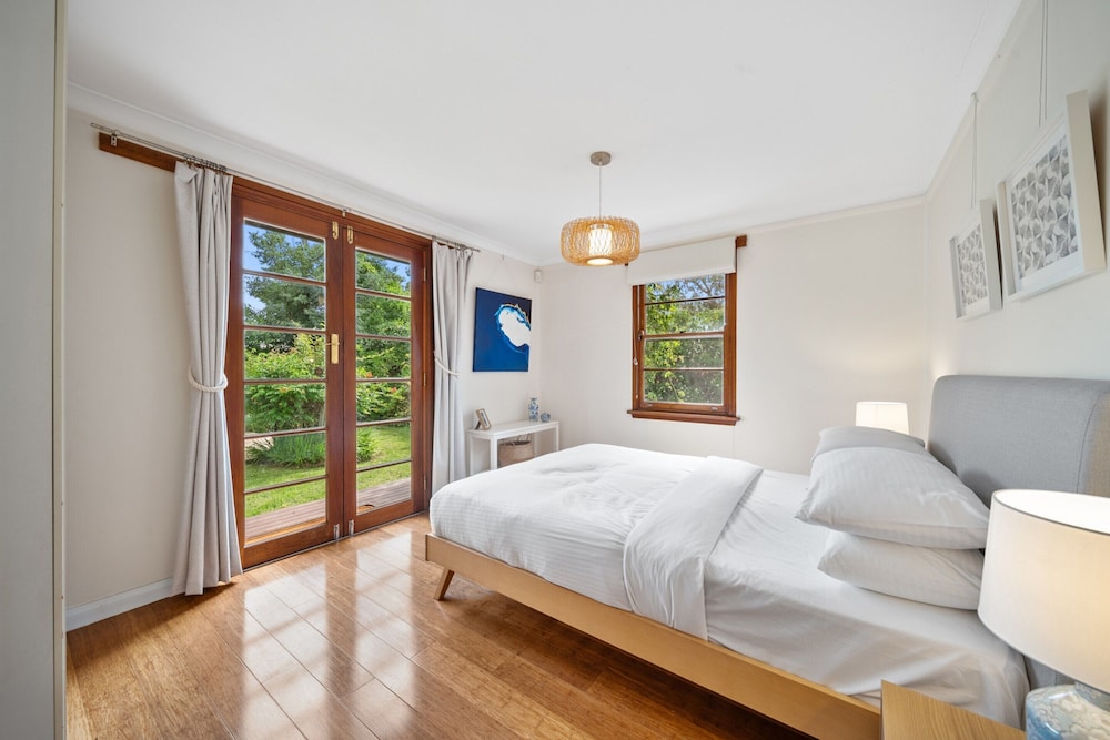 Comfortable 3 Bed Haven Near Canberra Attractions — 4-Star Luxury Hotel in Narrabundah, Australia