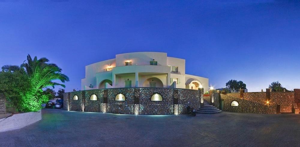 Babis Hotel — hotel in Fira