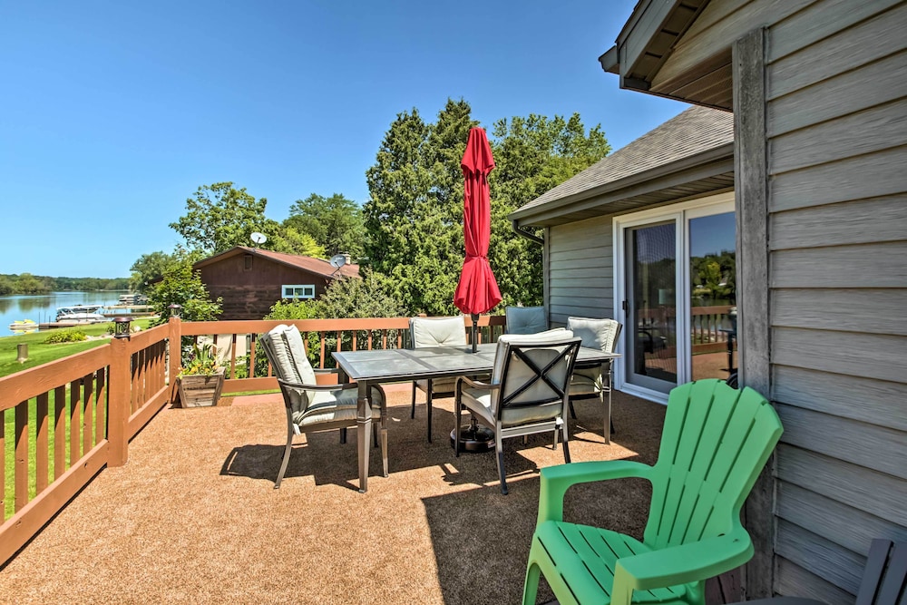 Family Home with Deck Yard Dock on Rock River — 4-Star Luxury Hotel in Janesville, United States