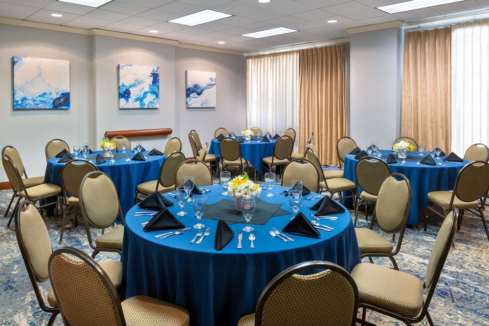 Hampton Inn & Suites Kansas City Country Club Plaza - photo 42