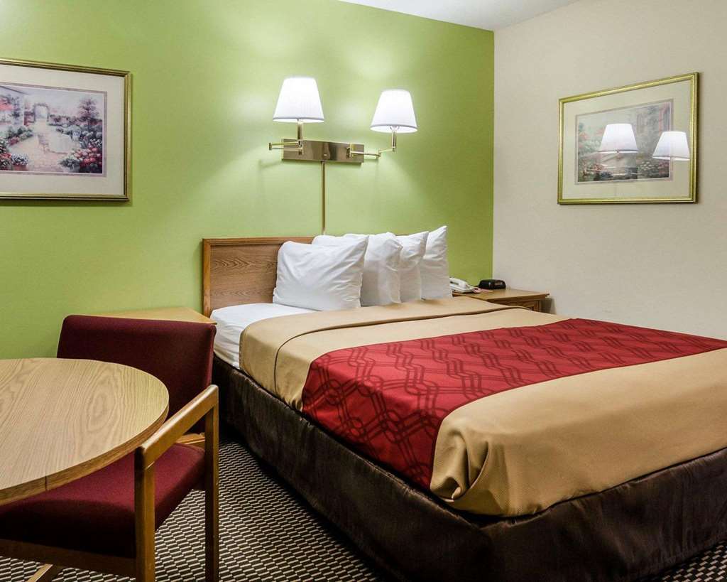 Econo Lodge Lawrence near University - photo 15