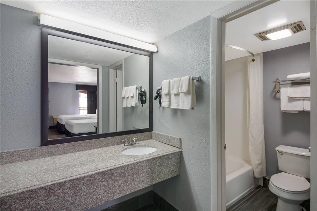 Econo Lodge Austin North near The Domain - photo 15