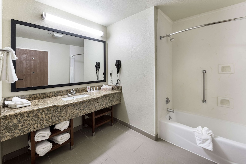 Comfort Suites Monroe - photo 38