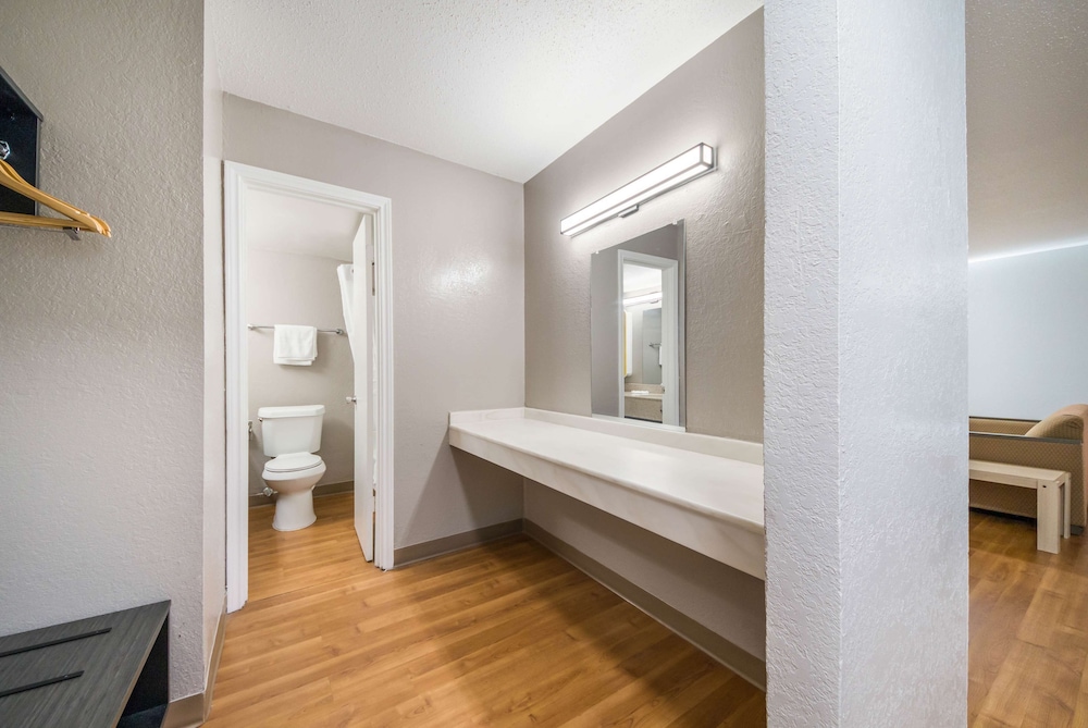 Studio 6 Laredo TX North I 35 - photo 18