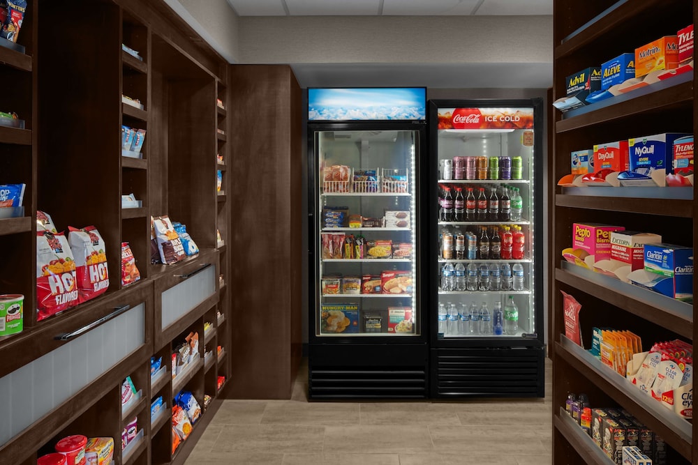Hampton Inn & Suites Grand Rapids Airport 28th St - photo 25