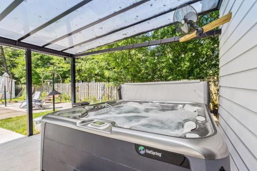 Spacious Family Getaway Salt Water Pool & Hot Tub — Lyndhurst — photo 2