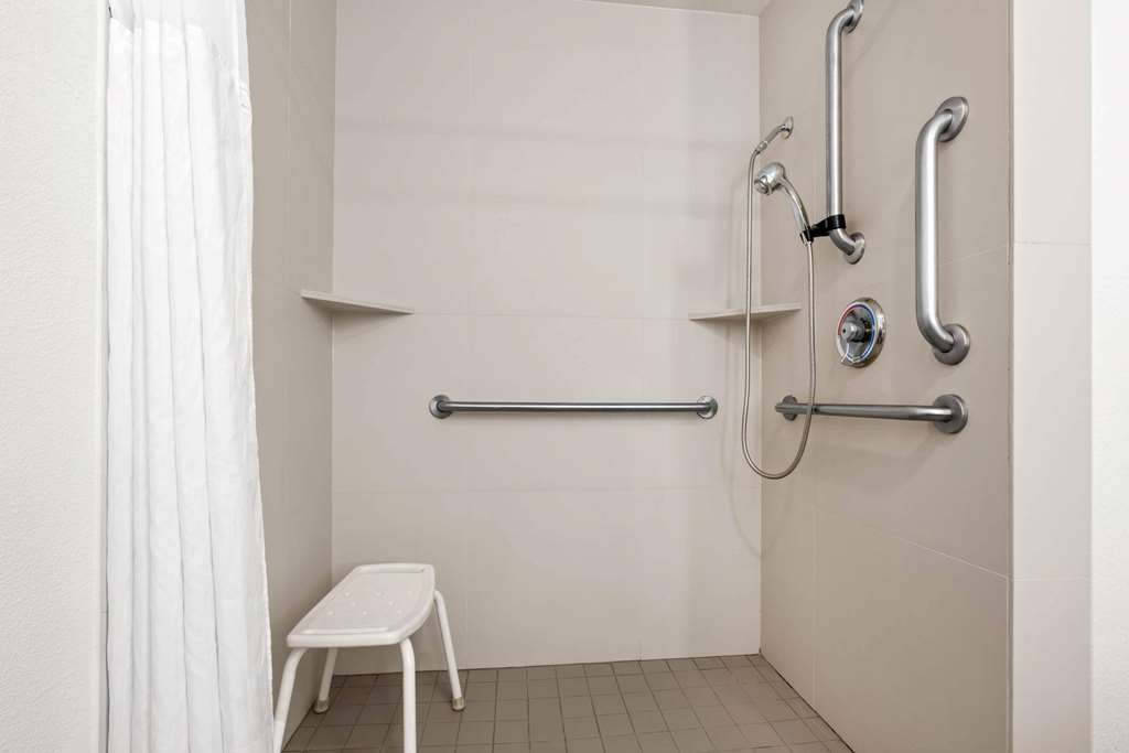 La Quinta Inn & Suites by Wyndham Portland NW - photo 24