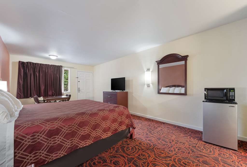 Econo Lodge Thomaston - photo 25