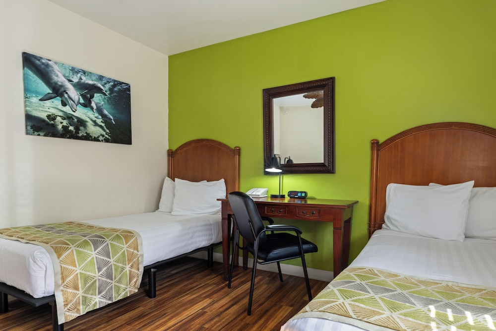Pacific Marina Inn Airport Hotel - photo 23