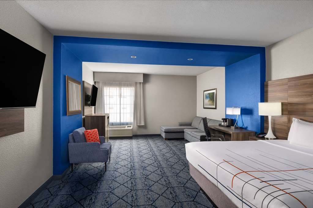 La Quinta Inn & Suites by Wyndham Denton University Drive - photo 10