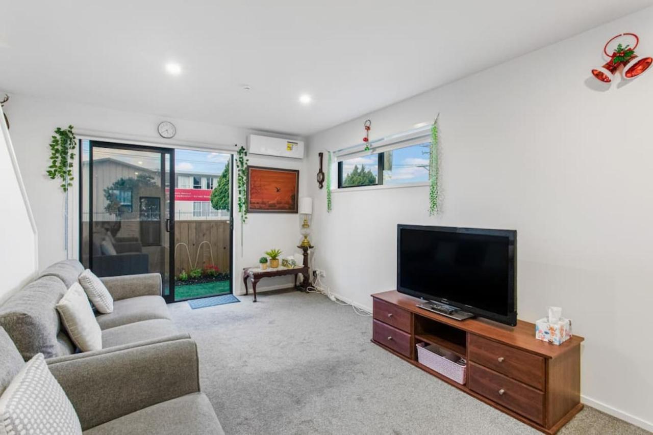 Stunning 2BR in Kelston WIFI Carpark — 4-Star Luxury Hotel in Auckland, New Zealand