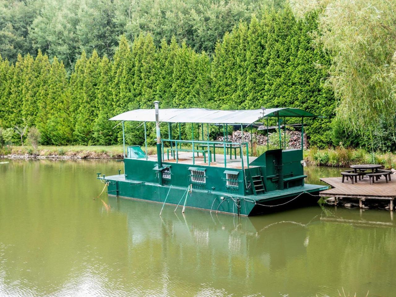 Florennes Gîte neuf 150 M2 devant un grand lac privé de 2 hectares poissonneux au milieu des bois — 4-Star Luxury Hotel in Florennes, Belgium