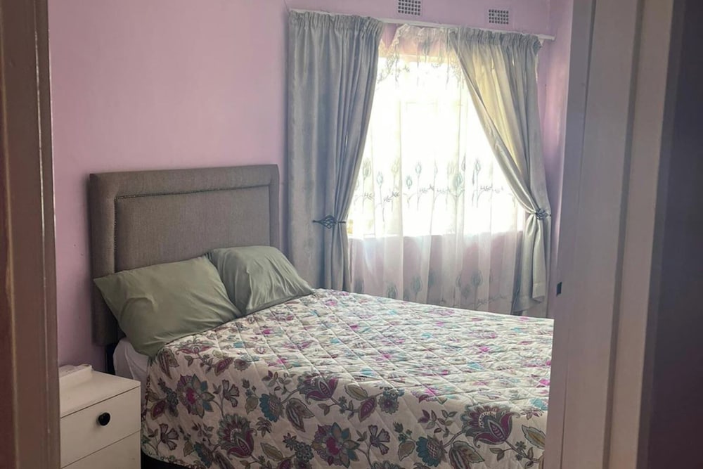 4 Bed Gated House Sleeps 8 Private Parking — 4-Star Luxury Hotel in Harare, Zimbabwe