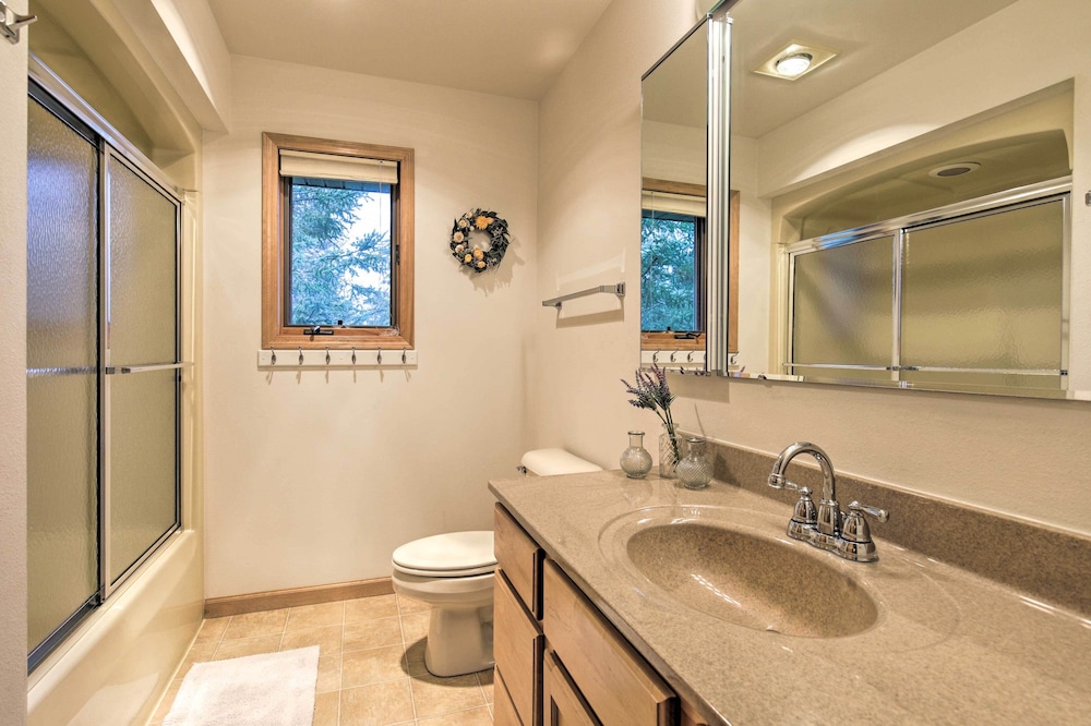 Cozy Dam Lake Escape with Dock Yard and Water Access — hotel in Eagle River