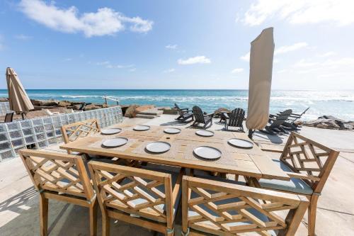 Stunning Oceanfront Home Incredible Views — 4-Star Luxury Hotel in Oceanside, United States