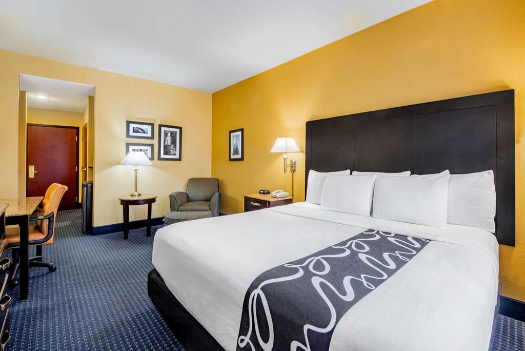 La Quinta Inn & Suites by Wyndham Mt. Laurel Philadelphia - photo 24