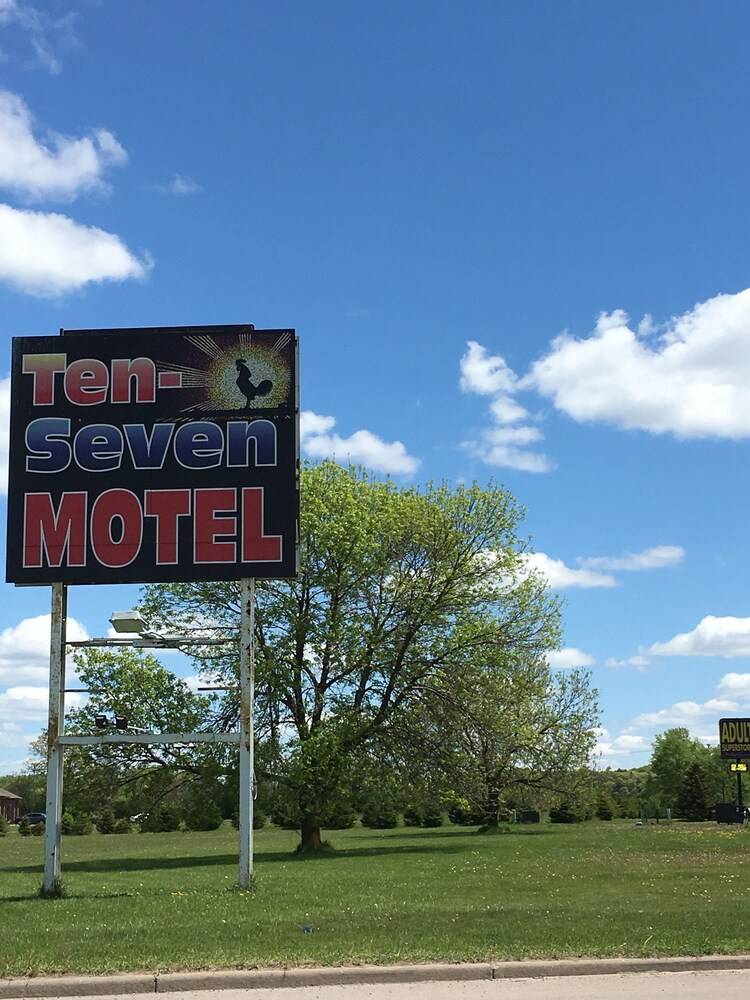Ten Seven Inn - photo 10