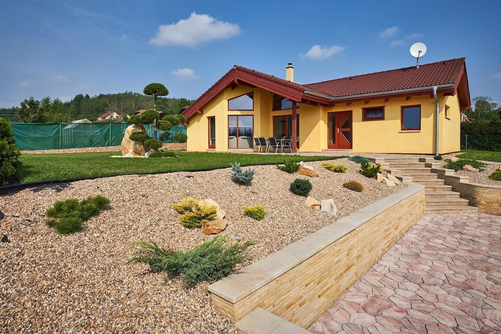 Cerna Kcg350 in Cermn — hotel in Hostinne
