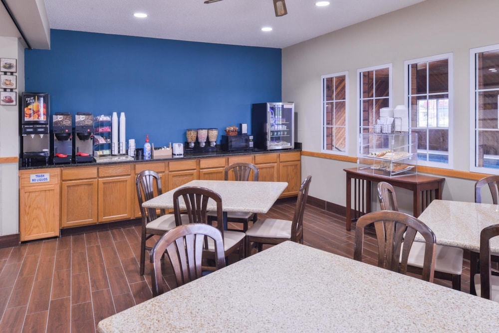 Regency Inn Geneseo IL I 80 - photo 17
