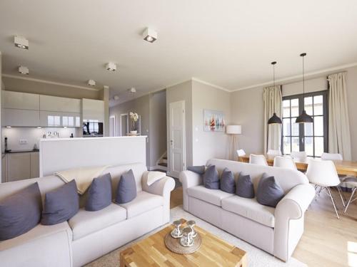 Reetland am Meer Premium Reetdachvilla mit 3 Schlafzimmern Sauna und Kamin E05 in Dranske, Germany