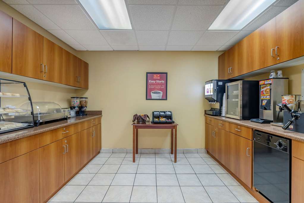 Econo Lodge Inn & Suites Des Moines Fairgrounds Area - photo 29