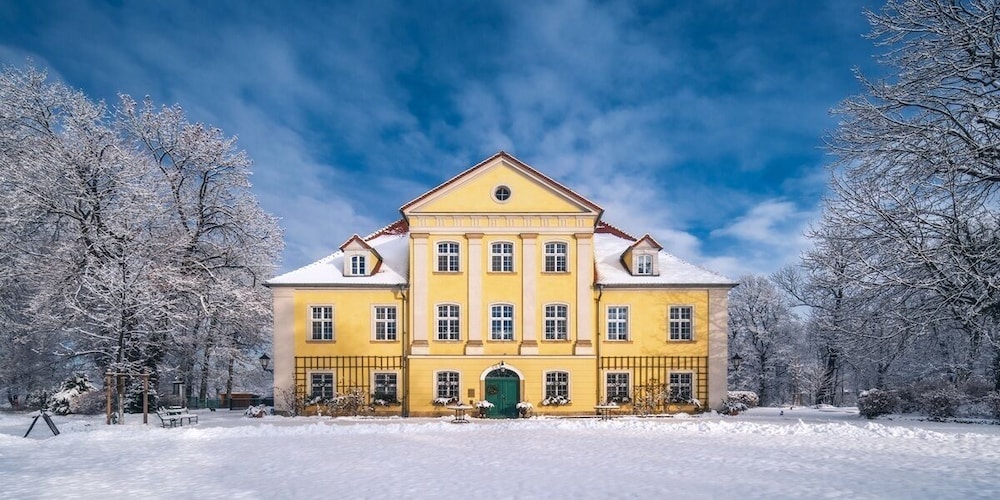 Pałac Łomnica Karkonosze Schloss Lomnitz Riesengebirge in Jelenia Gora, Poland
