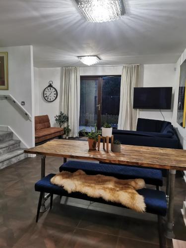 Riverside Cockatoo's Cottage Charming 3 Bed Retreat for up to 10 Guests — 4-Star Luxury Hotel in Stockton-On-Tees, United Kingdom