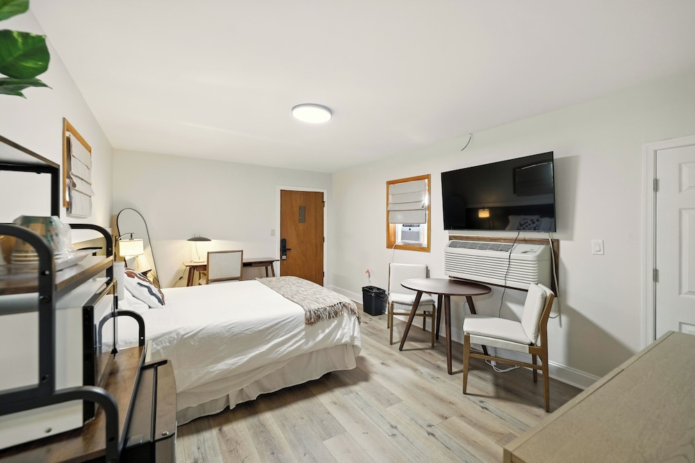 Hillside Motel LLC - photo 31