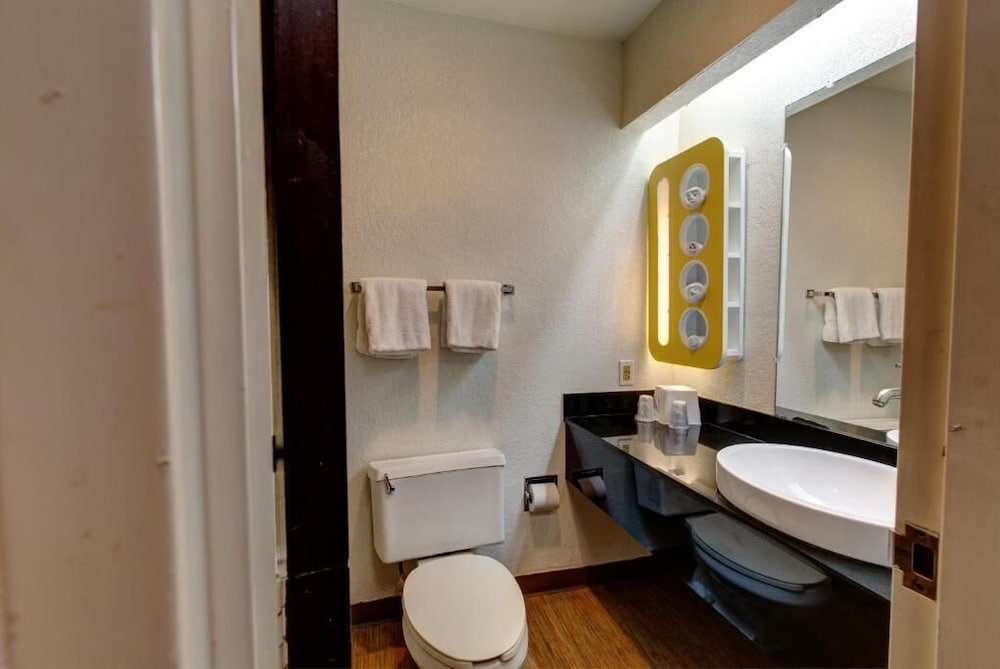Executive Inn & Suites Hobby - photo 17