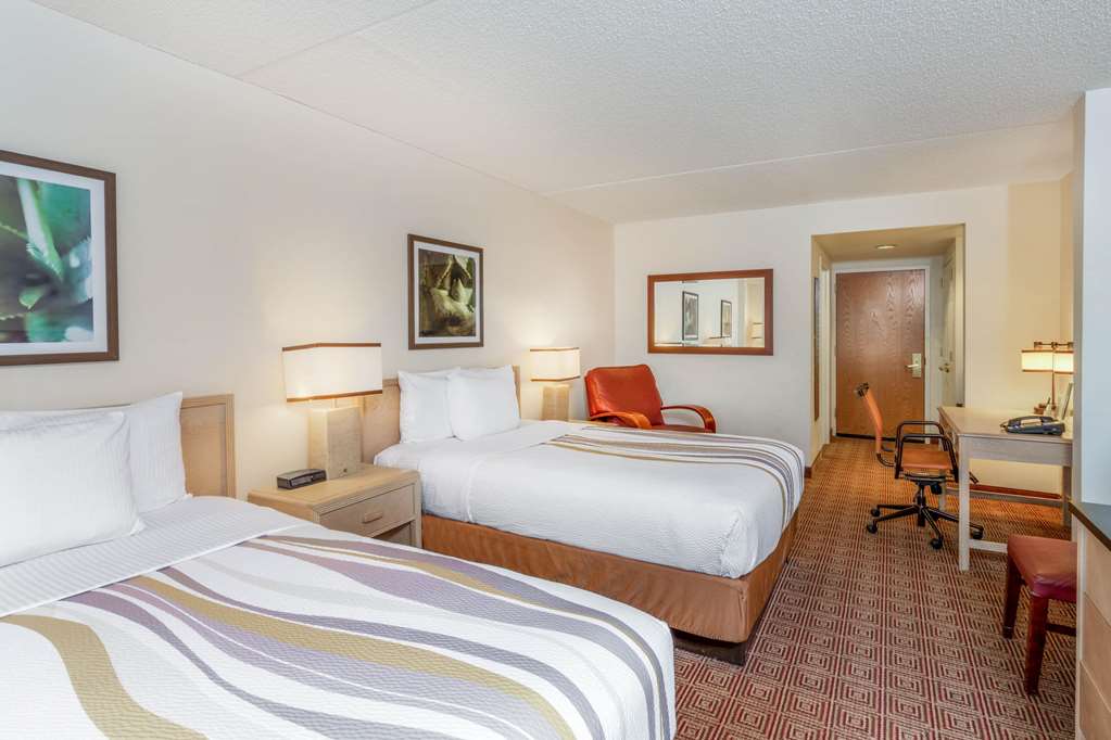 La Quinta Inn & Suites by Wyndham Garden City - photo 33