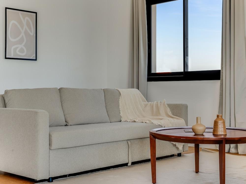 Sanders Evolution 2 2 Bedroom Apartment With Private Rooftop and Jacuzzi