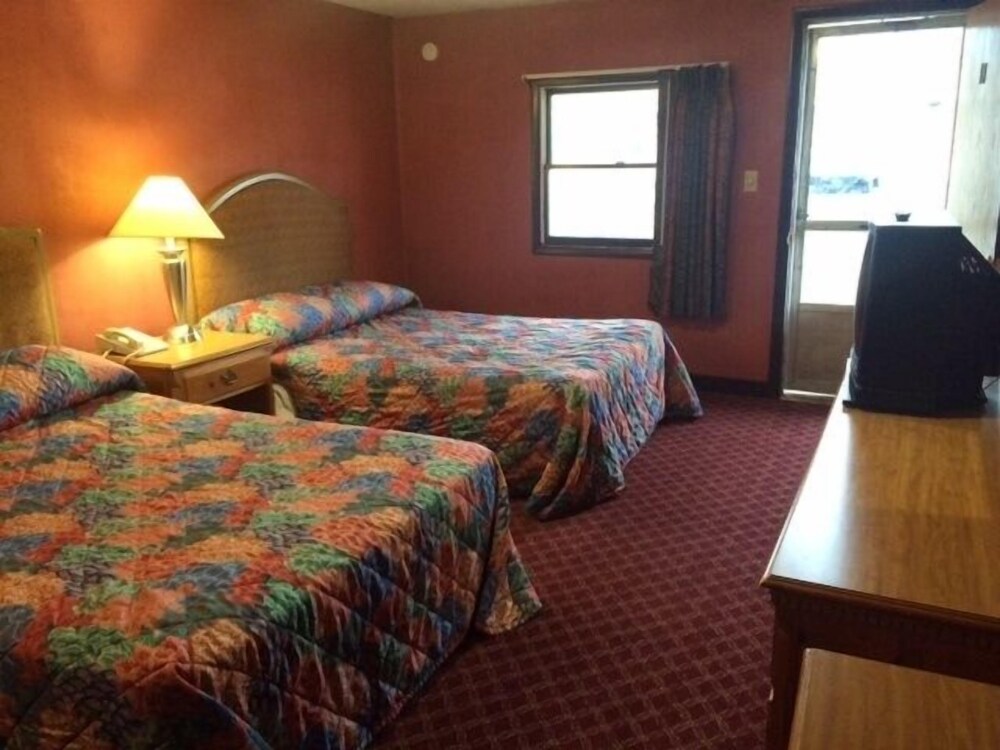 Pink Fountain Motor Inn - photo 12