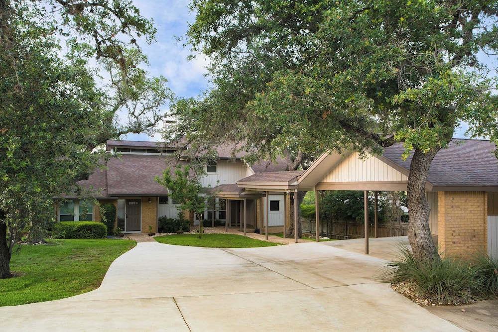 Travis by Avantstay Waterfront Lake Retreat - photo 30