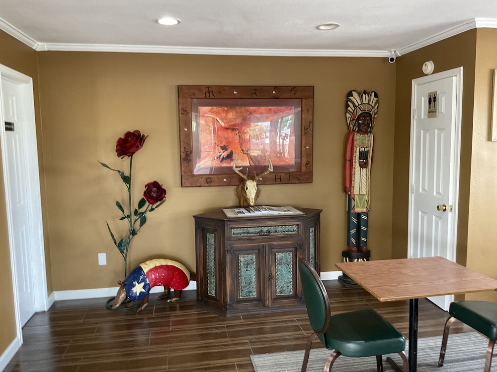 Glen Rose Inn and Suites - photo 11
