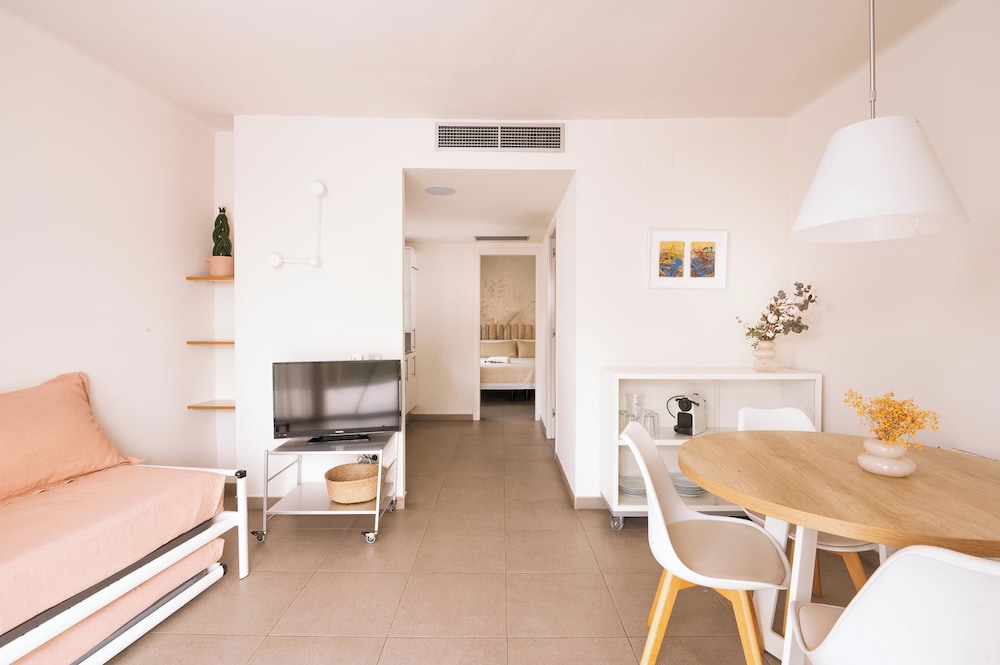 Apartamentos Castellmar — 4-Star Luxury Hotel in Castelldefels, Spain