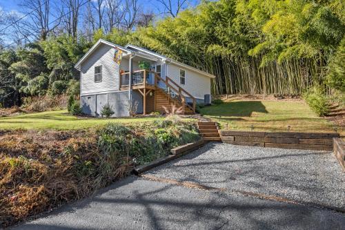 The Bamboo Bungalow — 4-Star Luxury Hotel in Hendersonville, United States