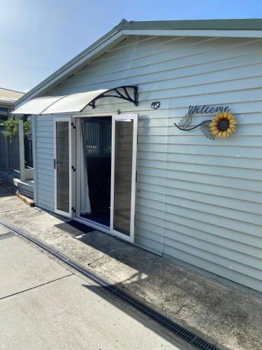 Sunflower Cottage — 4-Star Luxury Hotel in Whakatane, New Zealand
