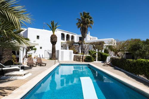 Villa Puig Blanc — 4-Star Luxury Hotel in Sant Antoni De Portmany, Spain