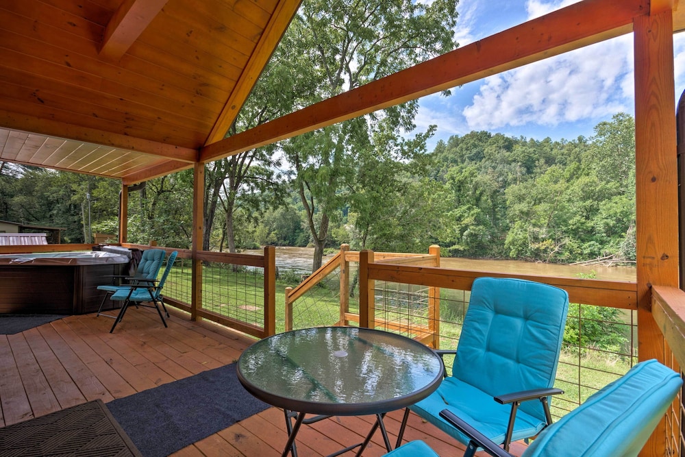 Deck and Hot Tub Bryson City Riverfront Cabin — 4-Star Luxury Hotel in Bryson City, United States