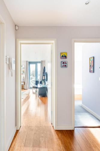 King beds apartment with en suite private balcony and elevator by iconic Portobello Market — 4-Star Luxury Hotel in London, United Kingdom