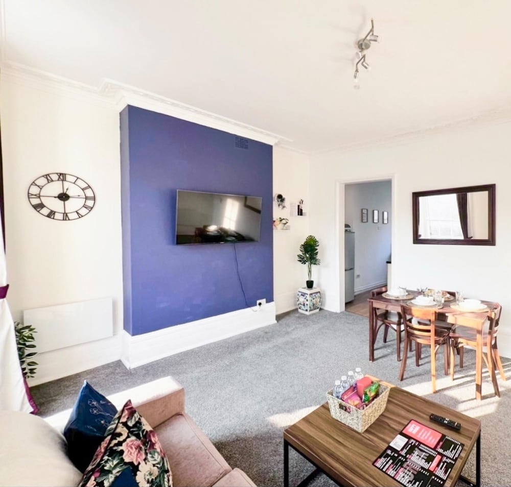 Camden 3 Bed Sleeps 6 1 Min to Tube & Parking — 4-Star Luxury Hotel in London, United Kingdom