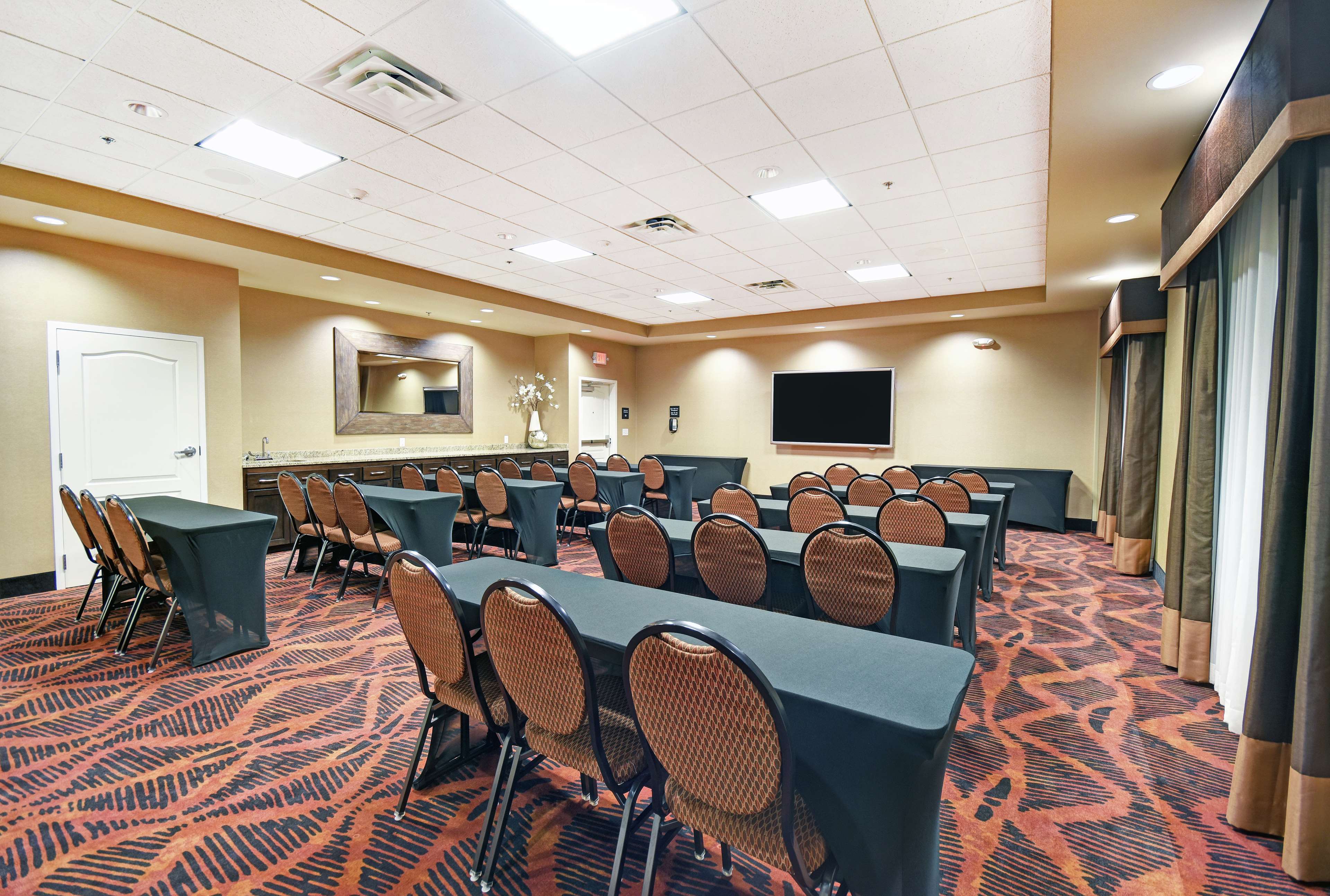Hampton Inn & Suites Milwaukee Franklin - photo 10